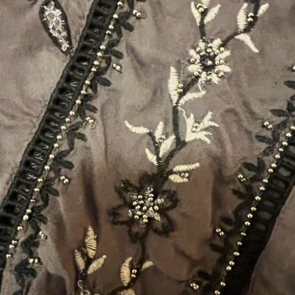 Lucky Brand Sleeveless Embroidered Floral V-Neck Blouse in gray L - Picture 3 of 4